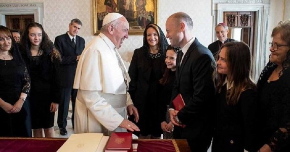 Papa Francisc l-a primit în audienţă privată pe premierul Maltei, suspectat de amestec în ancheta privind asasinarea jurnalistei Daphne Caruana Galizia