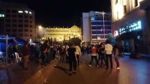 Liban: Un bărbat şi-a dat foc în timpul manifestaţiilor antiguvernamentale. Focul a fost stins de alţi protestatari - VIDEO