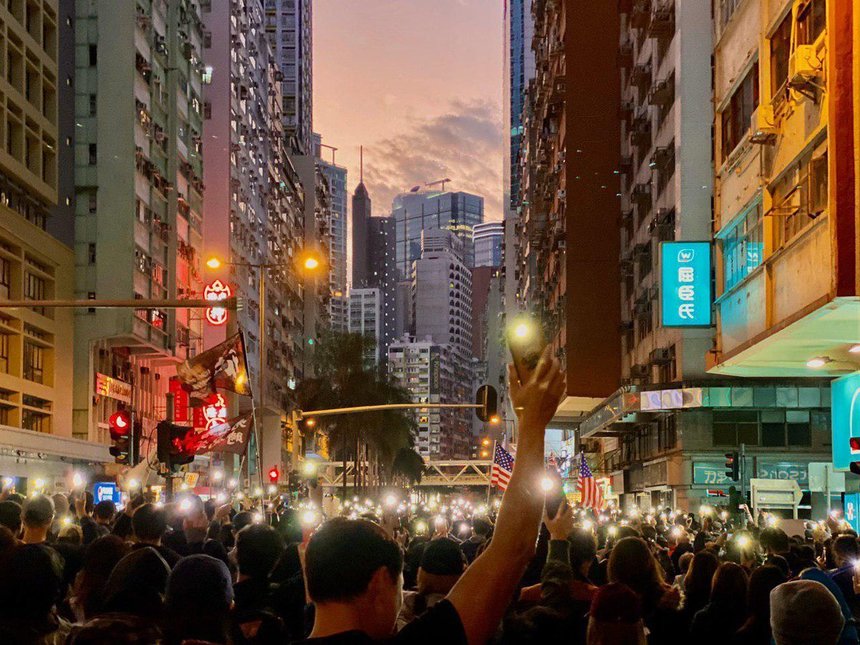 Zeci de mii de persoane participă la Hong Kong la o manifestaţie pentru aniversarea a şase luni de contestaţii