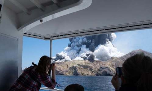 Noua Zeelandă - O persoană a murit şi mai multe sunt date dispărute în urma unei erupţii vulcanice în White Island