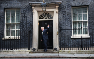 Johnson, însărcinat de Elizabeth a II-a să formeze Guvernul în urma victoriei în alegeri