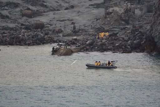 Bilanţul erupţiei vulcanului White Island a crescut la 15 morţi. Scafandrii caută cadavrele a două victime