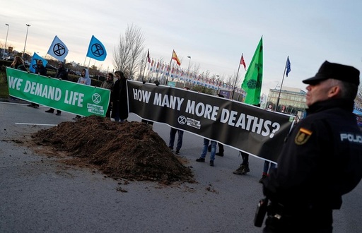 Ecologiştii au aruncat bălegar la summitul ONU pentru climă de la Madrid, frustraţi de incapacitatea liderilor de a lua măsuri împotriva încălzirii globale
