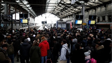 Sindicatul francez CGT dă ultimatum Guvernului să retragă proiectul de reformă a pensiilor, altfel va dubla protestele
