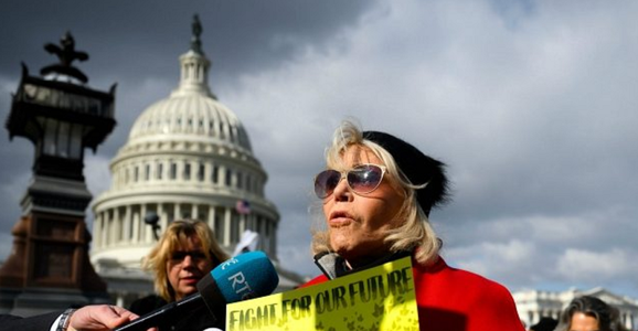 Jane Fonda dezvăluie că a încercat să-l seducă pe Trump de partea luptei împotriva modificărilor climatice împreună cu alte activiste ”frumoase, voluptoase şi strălucite” ca Pamela Anderson