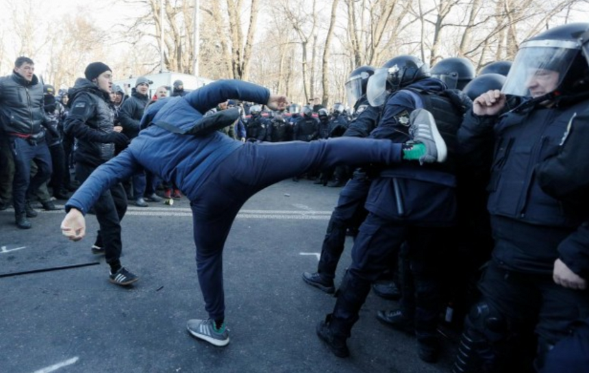 Nouăsprezece persoane rănite la Kiev în ciocniri între poliţişti şi manifestanţi împotriva vânzării terenurilor arabile în Ucraina
