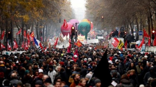 Macron, pregătit să ”îmbunătăţească” reforma pensionării în a 14-a zi de grevă în Franţa