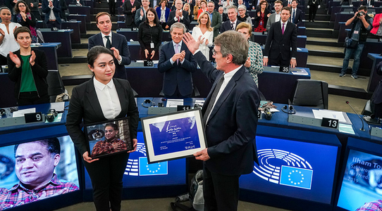 Premiul Saharov, înmânat fiicei disidentului uigur Ilham Tohti, încarcerat pe viaţă  în China