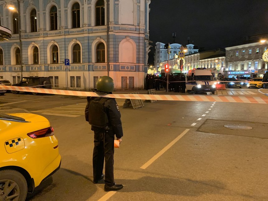 Un agent din cadrul serviciilor de securitate ucis şi cinci persoane rănite într-un atac armat lângă sediul central FSB, anunţă serviciile secrete ruse