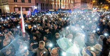Legea care permite sancţionarea judecătorilor ce se opun reformelor judiciare controversate, adoptată de Parlamentul polonez
