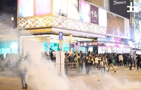 Confruntări între manifestanţi  şi poliţie în centre comerciale la Hong Kong în Ajunul Crăciunului