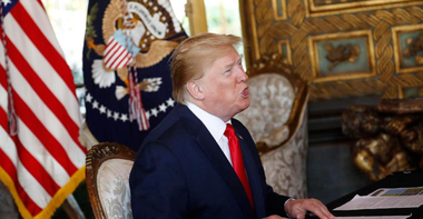 Donald Trump i-a luat cadou Primei Doamne o felicitare ”foarte frumoasă”