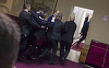 Optsprezece deputaţi prosârbi arestaţi în Parlamentul muntegrean după ce provoacă incidente vizând să împiedice adoptarea unei legi privind naţionalizarea unor bunuri ale Bisericii Ortodoxe Sârbe