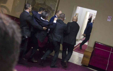 Optsprezece deputaţi prosârbi arestaţi în Parlamentul muntegrean după ce provoacă incidente vizând să împiedice adoptarea unei legi privind naţionalizarea unor bunuri ale Bisericii Ortodoxe Sârbe