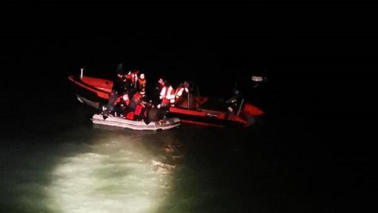 Garda de coastă franceză a salvat 31 de migranţi care încercau să ajungă în Anglia traversând Canalul Mânecii