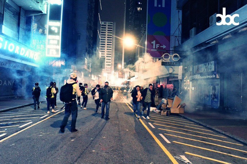 Poliţia din Hong Kong a lansat gaze lacrimogene împotriva manifestanţilor prodemocraţie