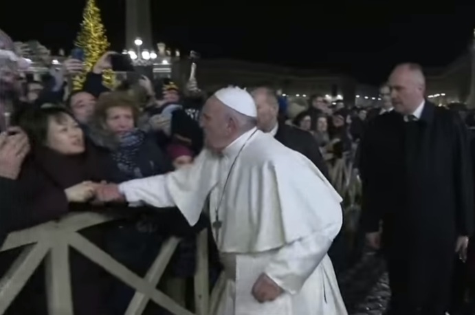 UPDATE - Papa Francisc a lovit mâna unei femei care a încercat să-l tragă spre ea în timp ce Suveranul Pontif se afla în Piaţa Sf. Petru în Ajunul Anului Nou/ Papa Francisc şi-a cerut scuze pentru că "şi-a pierdut cumpătul" - VIDEO