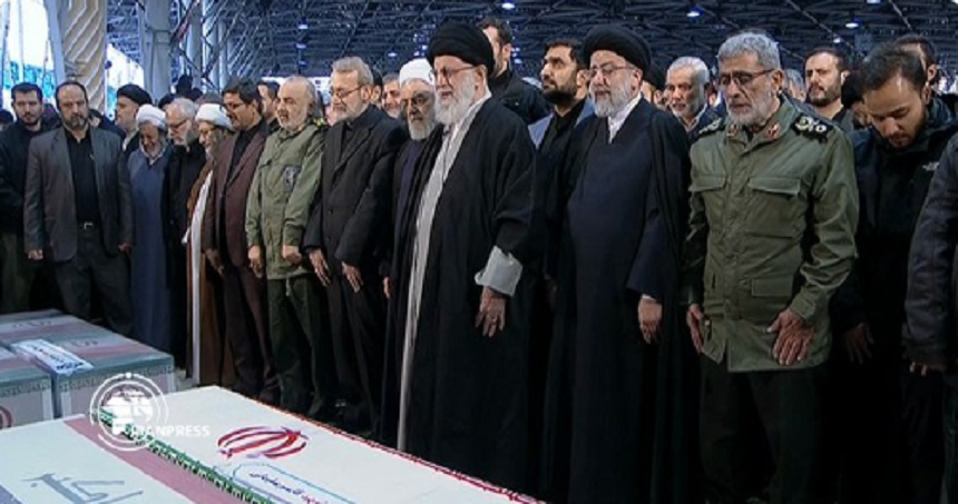 Liderul suprem iranian Ali Khamenei se roagă la sicriul lui Qassem Soleimani, adus la Teheran 