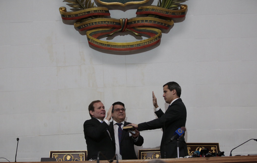 Guaido îndeamnă la manifestaţii joi, vineri şi sâmbătă după ce depune jurământul de preşedinte al Parlamentului în Adunarea Naţională