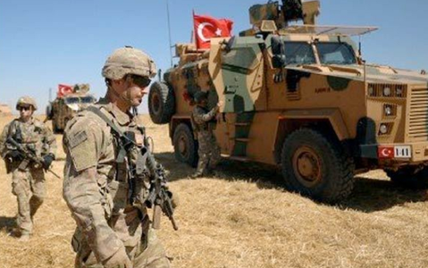 Patru militari turci ucişi în explozia unei maşini capcană în nord-estul Siriei