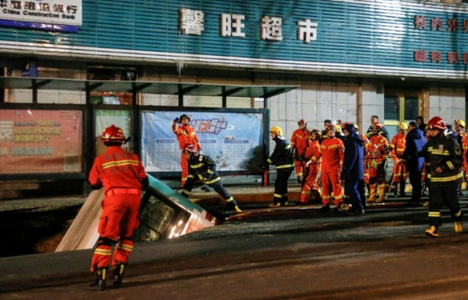 Şase morţi şi zece dispăruţi în China, într-o gaură căscată într-un drum în oraşul Xining - VIDEO