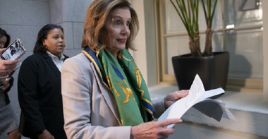 Camera Reprezentanţilor se pronunţă miercuri prin vot asupra trimiterii în Senat a actului inculpării lui Trump, anunţă Pelosi într-o reuniune cu uşile închise cu democraţii în care discută despre iminenţa procesului destituirii