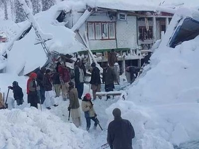 Pakistan: 77 de morţi şi 94 de răniţi după o serie de avalanşe care au distrus zeci de case