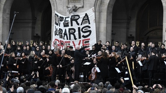 Concert al greviştilor de la Opera din Paris, pe treptele Palatului Garnier, în semn de protest faţă de reforma pensiilor – VIDEO
