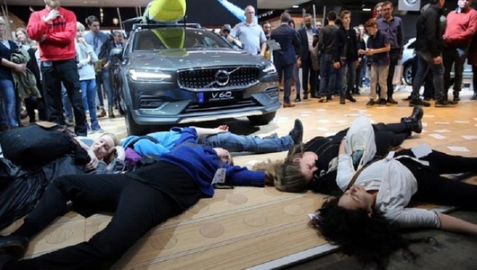 Belgia: 185 de protestatari ecologişti au fost reţinuţi de poliţie la salonul auto din Bruxelles
