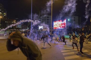 Liban: Peste 370 de persoane au fost rănite în violenţele de seara trecută. Libanezii au ieşit şi duminică în stradă