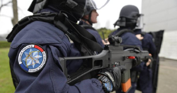 Şapte bărbaţi, suspectaţi de pregătirea unui atentat, arestaţi la Brest 