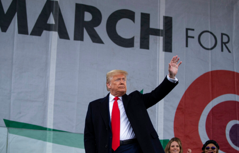 Trump devine primul preşedinte american care participă la "March for Life" şi galvanizează activiştii împotriva avortului pe esplanada National Mall, la doi paşi de procesul dstituirii sale 