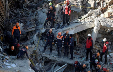Bilanţul victimelor cutremurului din Turcia creşte la 35 de morţi; 45 de persoane salvate dintre dărâmături, inclusiv o femeie şi un bebeluş; 76 de imobile surpate în provinciile Elazig şi Malatya