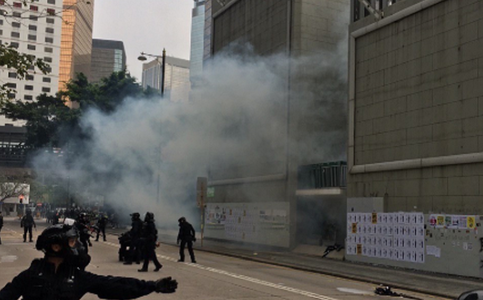 O clădire din Hong Kong desemnată zonă de carantină în epidemia coronavirusului, atacată de manifestanţi