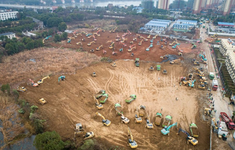 Sute de muncitori şi excavatoare contra-cronometru, la Wuhan, pentru a construi un spital în zece zile
