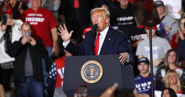 Trump promite în Iowa o victorie zdrobitoare împotriva ”socialiştilor” înaintea caucus-urilor democrate de luni care deschid alegerile primare