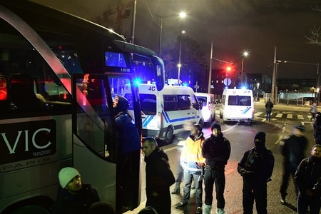Poliţia franceză evacuează ultima tabără de migranţi din nord-estul Parisului