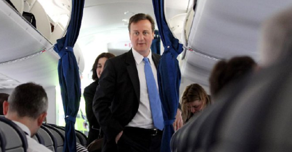 Garda de corp a lui David Cameron îşi uită arma, paşaportul său şi al fostului premier în toaleta unui zbor de la New York la Londra, provocând panică