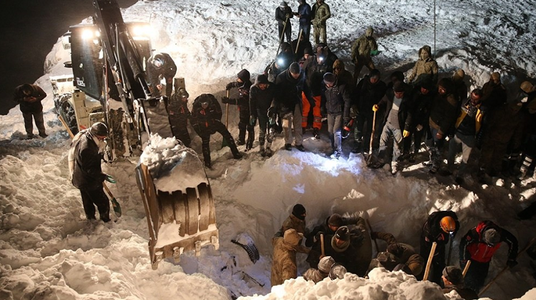 Aproape 40 de morţi şi 61 de răniţi în două avalanşe în estul Turciei