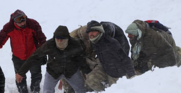 Bilanţul victimelor avalanşelor din estul Turciei creşte la 41 de morţi; salvatori continuă să caute două persoane date dispărute de marţi
