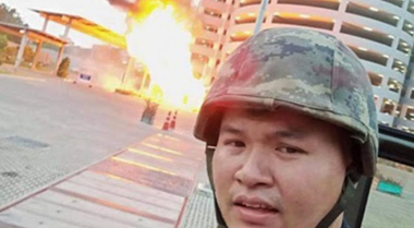 Familiile victimelor atacului din Thailanda, soldat cu 29 de morţi, aşteaptă să preia corpurile rudelor; întrebările despre personalitatea atacatorului, sergentul-major Jakrapanth Thomma, se multiplică