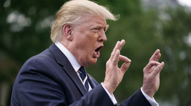 Trump, acuzat de amestec în justiţie în favoarea fostului său consilier Roger Stone, după ce Departamentul Justiţiei amendează recomandări cu privire la pedeapsa acestuia; cei patru procurori de caz abandonează dosarul, iar unul demisionează