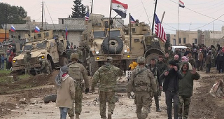 Confruntare armată între forţele americane şi grupări loiale regimului în nord-estul Siriei, soldată cu un mort în rândul sirienilor; operaţiune americană de evacuare a două vehicule militare reţinute într-un sat în apropiere de Qamichli