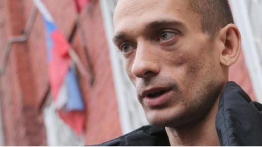 Paris: Artistul Piotr Pavlenski a fost reţinut în cadrul unei anchete pentru violenţe comise la 31 decembrie
