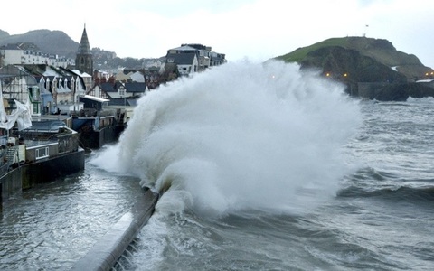 Curse de avioane anulate şi alerte de inundaţii în Marea Britanie, provocate de a doua furtună majoră din această săptămână