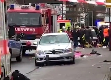 Germania: O maşină a intrat în mulţime la un carnaval. Cel puţin zece persoane au fost rănite. FOTO, VIDEO