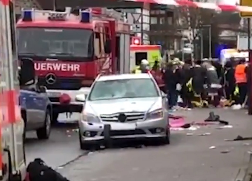 Germania: O maşină a intrat în mulţime la un carnaval. Cel puţin zece persoane au fost rănite. FOTO, VIDEO