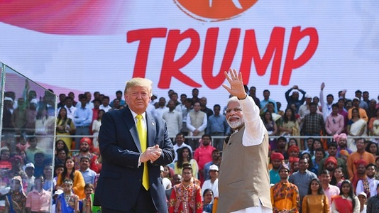 Donald Trump a fost ovaţionat de peste 100.000 de indieni, la inaugurarea celui  mai mare stadion de cricket din lume