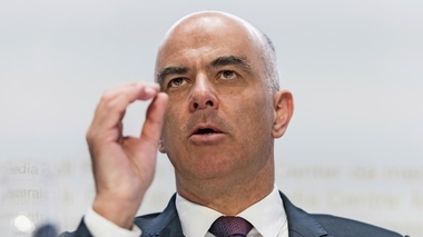 Ministrul Alain Berset le cere elveţienilor să renunţe la obiceiul de a se săruta pe obraz când se întâlnesc