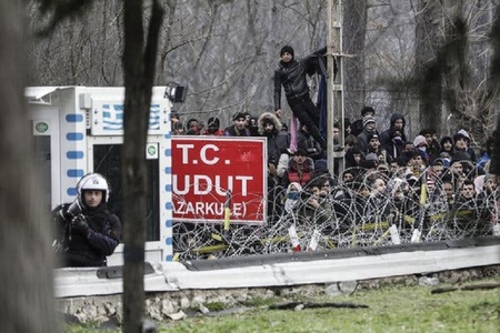 Grecia anunţă că se confruntă cu un risc major din partea miilor de migranţi care se adună la graniţia cu Turcia; poliţia a tras cu gaze lacrimogene în migranţii care forţau intrarea